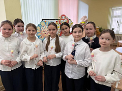 «Для девчонок озорных, милых, добрых, дорогих»: конкурсная программа