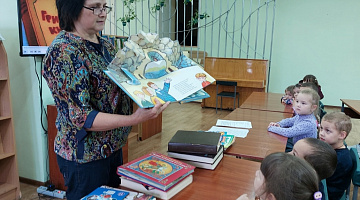 «Ребятишки в гости к книжкам»: экскурсия по залам библиотеки