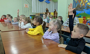 «Ребятишки в гости к книжкам»: экскурсия по библиотеке 