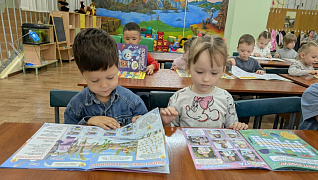 «Ребятишки в гости к книжкам»: экскурсия по библиотеке 