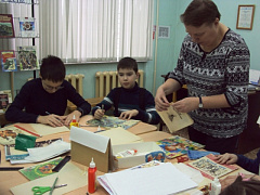 Занятие мастерской по ремонту книг "Книжкина больница"