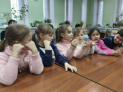 «Новогодний огонёк приглашает в сказку»: игра-развлечение