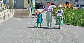 «Я дарю тебе ромашку»: рисунки на асфальте