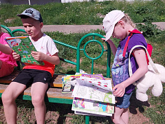 «Читающая скамейка»: уличная акция