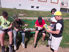 «Читающая скамейка»: уличная акция