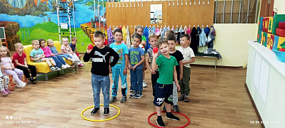 Мы зарядку делали – прыгали и бегали!
