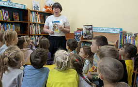«Ребятишки в гости к книжкам»: экскурсия по библиотеке 