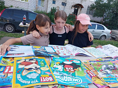 «Читающая скамейка»: уличная акция