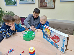 «Вместе весело играть»: час веселых затей