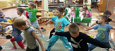 Мы зарядку делали – прыгали и бегали!
