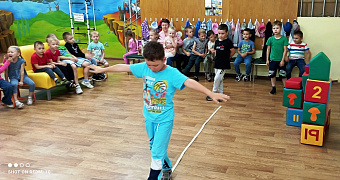 Мы зарядку делали – прыгали и бегали!