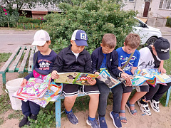 Уличная акция «Читающая скамейка»