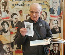 Поэтическая акция: «С холста исходит красота»