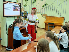 «Театральный фургончик»: библиомарафон в библиотеке С. Маршака