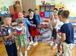 «Красный, синий, белый цвет»: празднично-игровая программа 