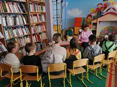 «Енотик в гостях у сказки»: минуты радостного чтения
