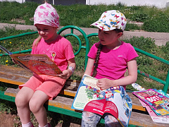 «Читающая скамейка»: уличная акция
