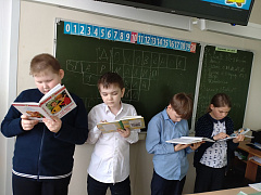 «Тёплые дружеские объятия»: литературно-игровой час